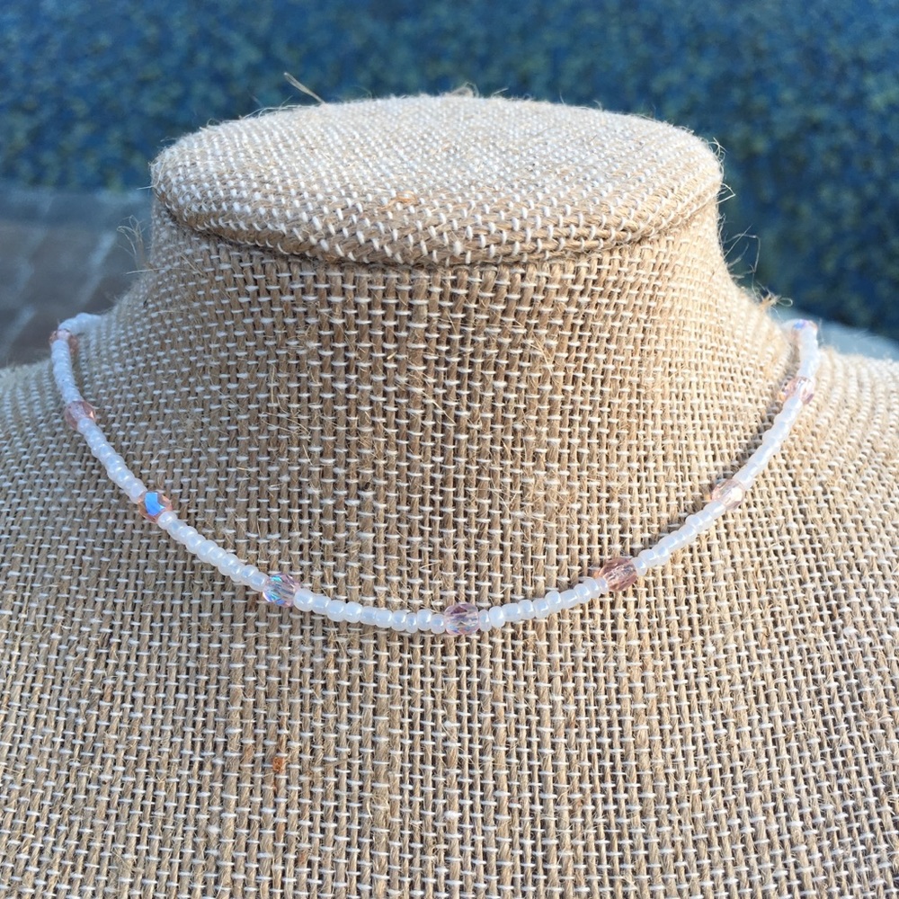 Light pink and white pattern beaded choker - Picture 1 of 3